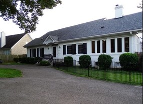 8412 Oxford Woods Ct in Louisville, KY - Building Photo