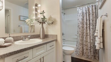 9350 Redmond - Woodinville Rd NE-Unit -Apt. B115 in Redmond, WA - Building Photo - Building Photo