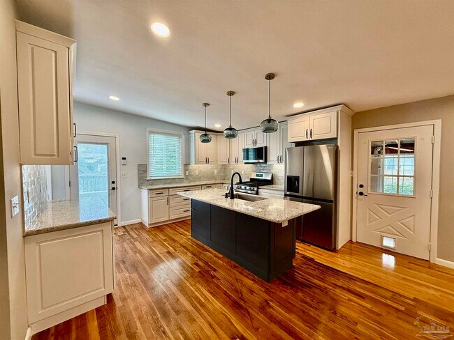 205 Fairpoint Dr in Gulf Breeze, FL - Building Photo - Building Photo