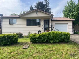 654 NE Laurance St in Myrtle Creek, OR - Building Photo