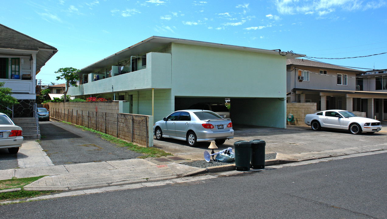 811 Ekela Ave in Honolulu, HI - Building Photo