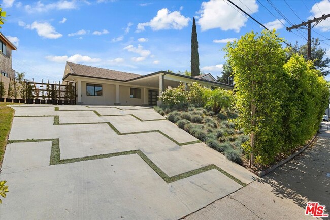 11700 Woodley Ave in Los Angeles, CA - Building Photo - Building Photo