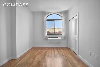 23-16 31st Ave in Queens, NY - Foto de edificio - Building Photo