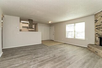3904 Royal Crest Dr in Fort Worth, TX - Building Photo - Building Photo