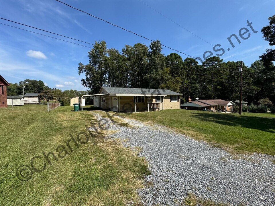 207 E Texas Ave in Bessemer City, NC - Building Photo