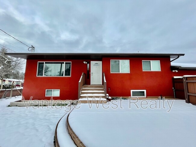 790 Irma Rd in Kelowna, BC - Building Photo - Building Photo