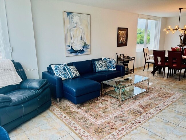 8233 Harding Ave in Miami Beach, FL - Foto de edificio - Building Photo