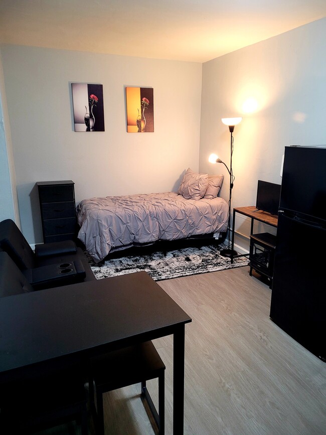 2315 W Victory Blvd, Unit C