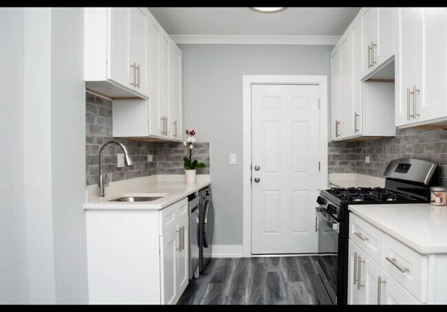 property at 3819 N Greenview Ave