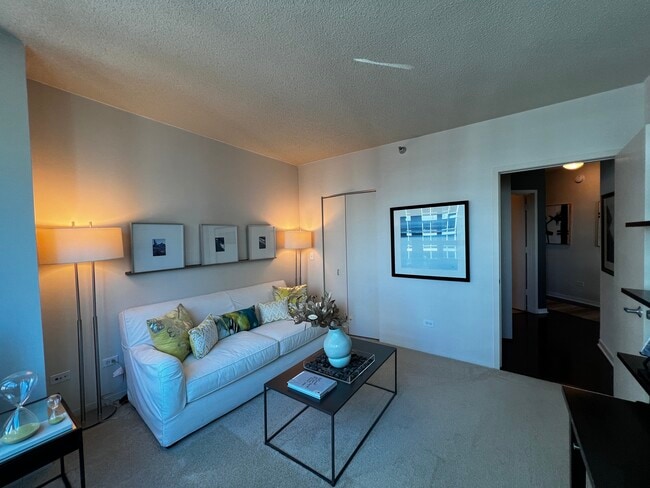 541 N Fairbanks Ct in Chicago, IL - Foto de edificio - Building Photo