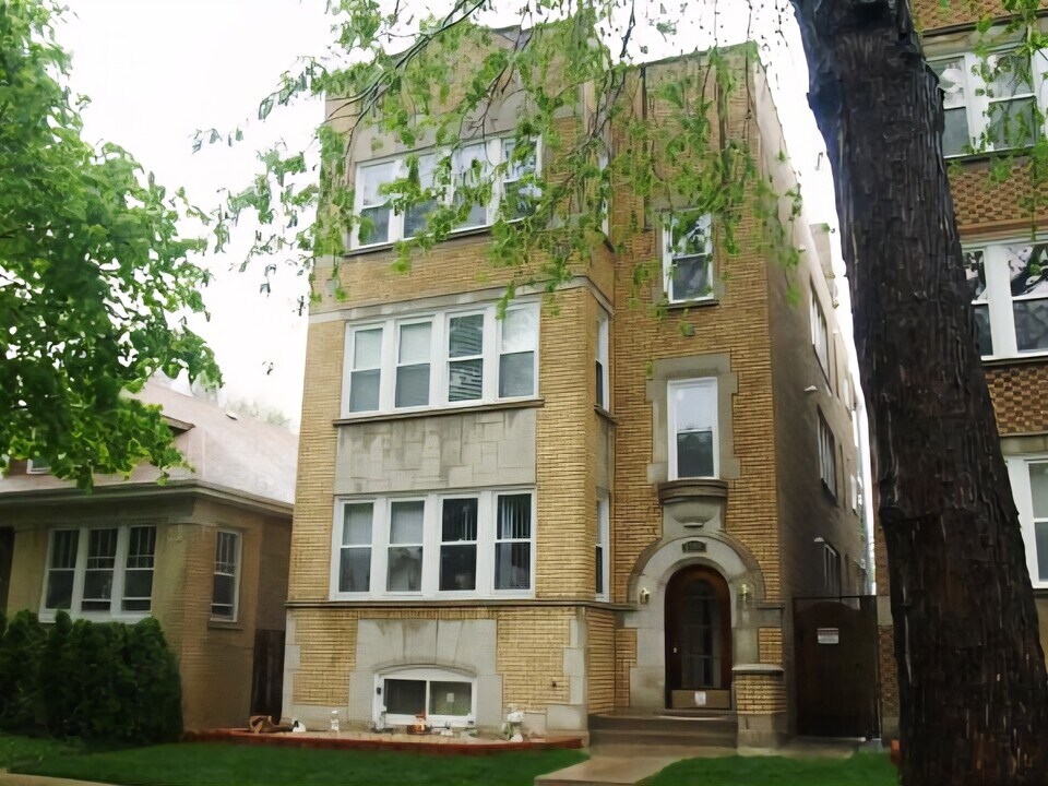 5749 N Spaulding Ave in Chicago, IL - Building Photo