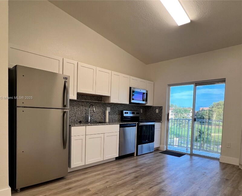 6900 NW 179th St in Hialeah, FL - Building Photo