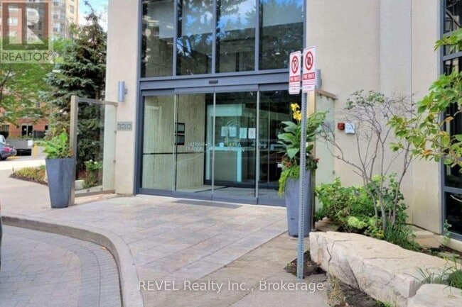 property at 330 Burnhamthorpe Rd W