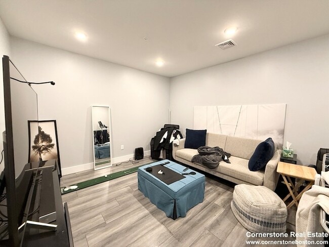 55 W Fifth St, Unit 506 in Boston, MA - Foto de edificio - Building Photo