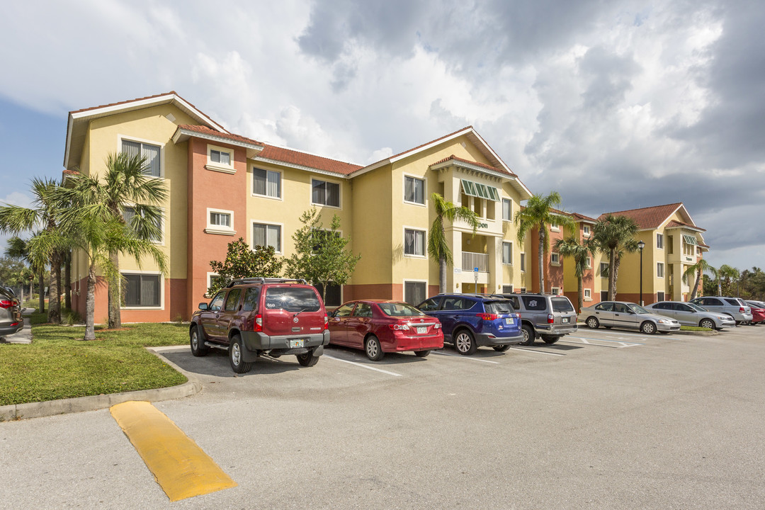 College Club in Ft. Myers, FL - Building Photo