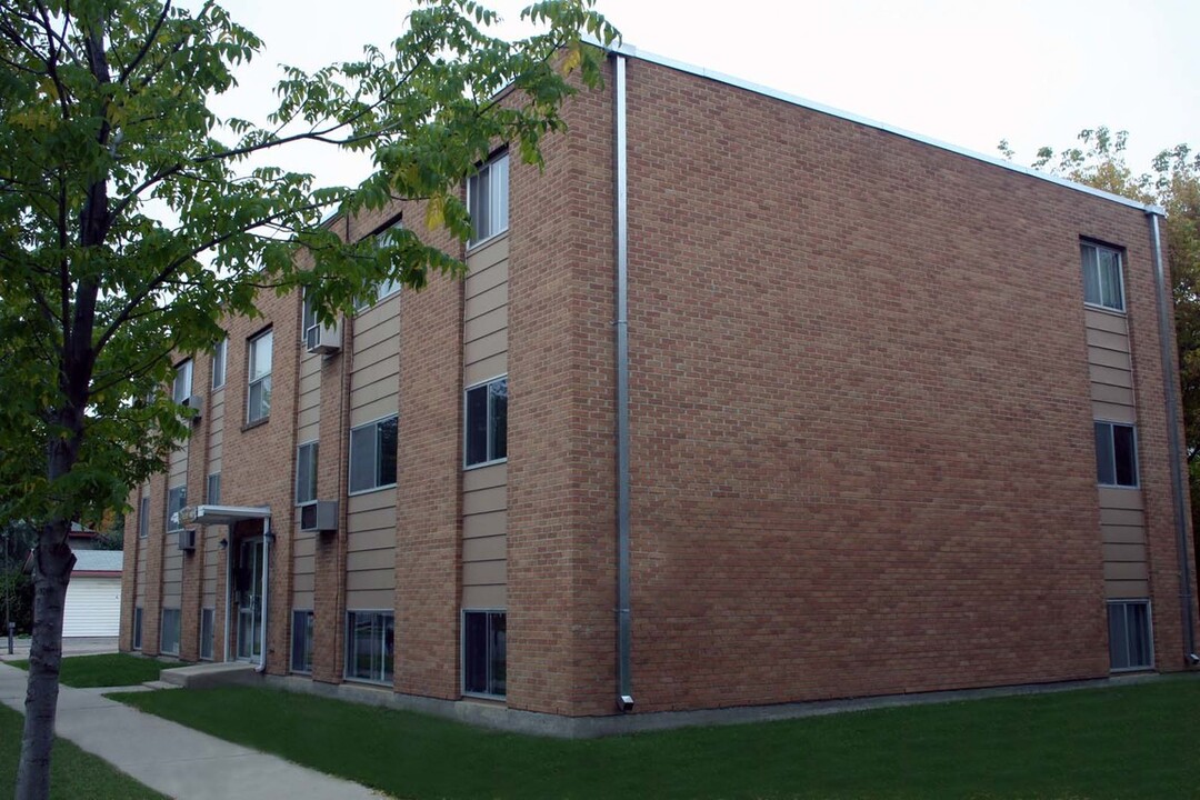 Duchess Manor in Saskatoon, SK - Building Photo