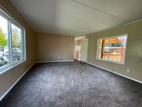 565 NW Plateau Dr in Roseburg, OR - Building Photo - Building Photo