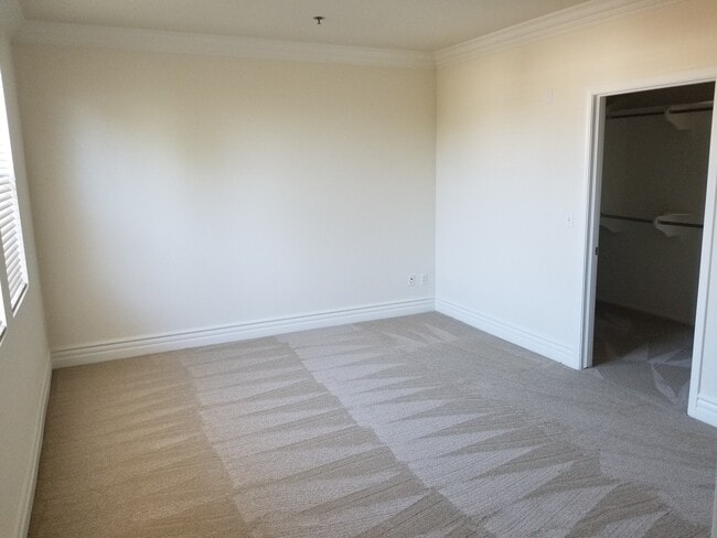 12745 Moorpark St, Unit 206 in Los Angeles, CA - Building Photo - Building Photo