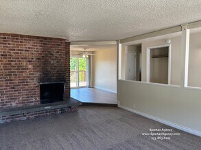15818 Elm St E, Unit B in Sumner, WA - Building Photo - Building Photo