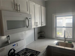 176 Bay Spring Ave in Barrington, RI - Building Photo - Building Photo