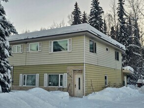 4751 Old Airport Rd in Fairbanks, AK - Foto de edificio - Building Photo