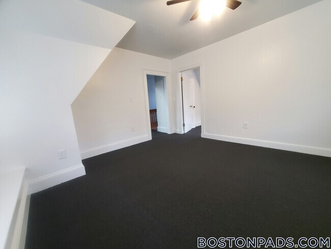 3 Chamblet St
