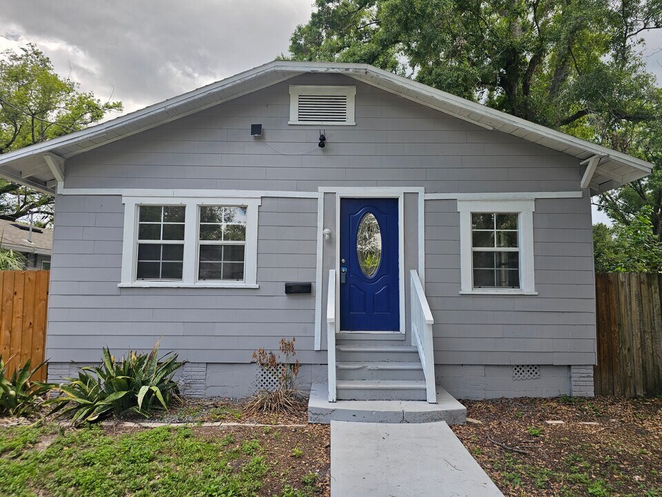 8114 N 11th St in Tampa, FL - Building Photo