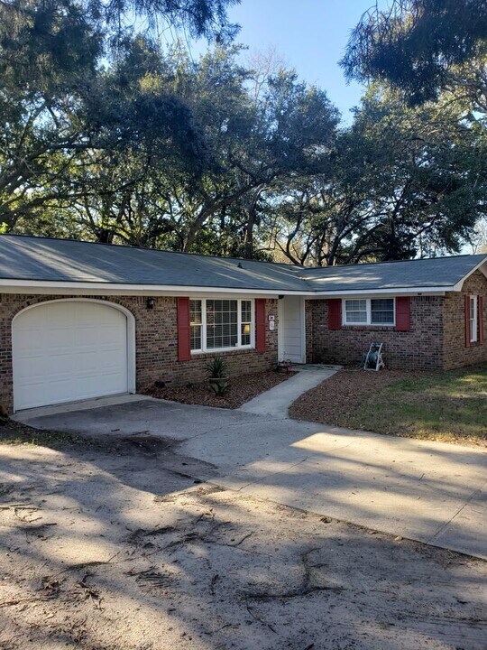 1219 Mathis Ferry Rd in Mount Pleasant, SC - Building Photo