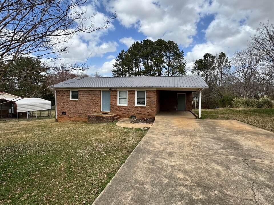 585 Winter Park Dr in Shelby, NC - Building Photo