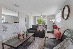 751 100th Ave N in Naples, FL - Building Photo