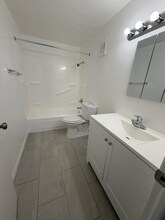 1044 Brittain Rd in Akron, OH - Foto de edificio - Building Photo