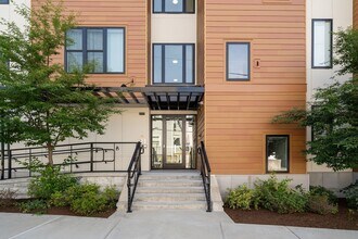 68 Los Angeles St in Newton, MA - Building Photo - Building Photo