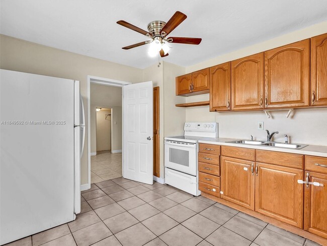 5611 SW 37th St in Davie, FL - Building Photo - Building Photo