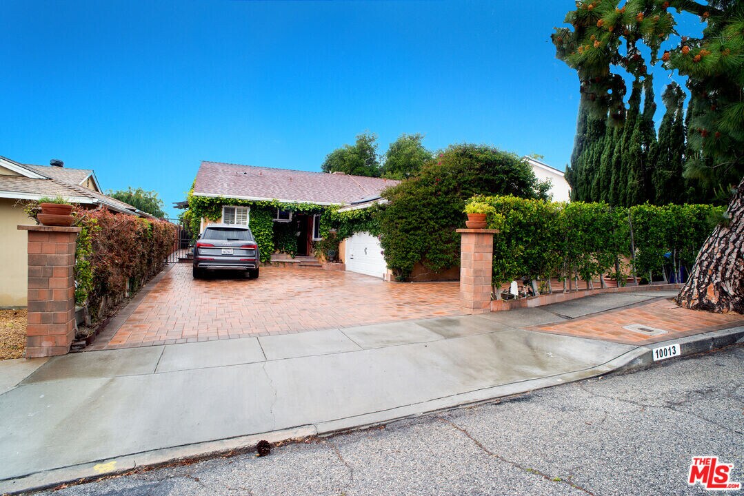 10013 Cabanas Ave in Los Angeles, CA - Building Photo