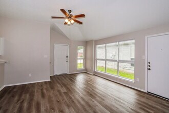 10529 Flamewood Dr in Fort Worth, TX - Foto de edificio - Building Photo