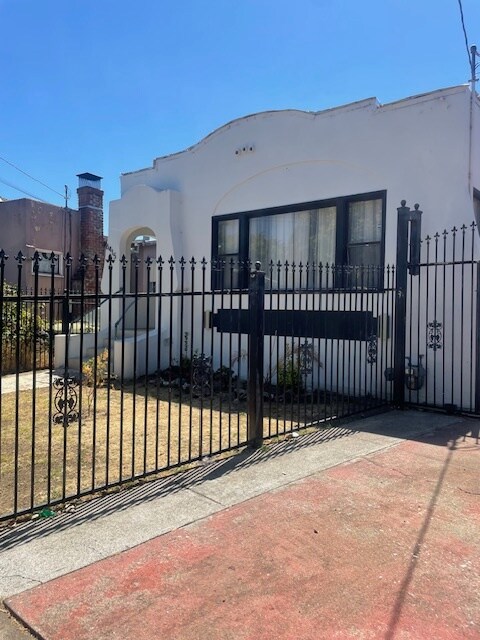 6415 Brann St in Oakland, CA - Foto de edificio