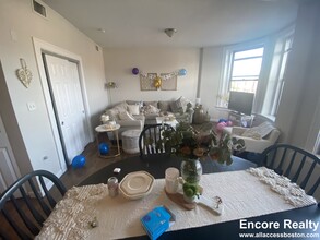 1942 Beacon St, Unit 1 in Boston, MA - Building Photo - Building Photo