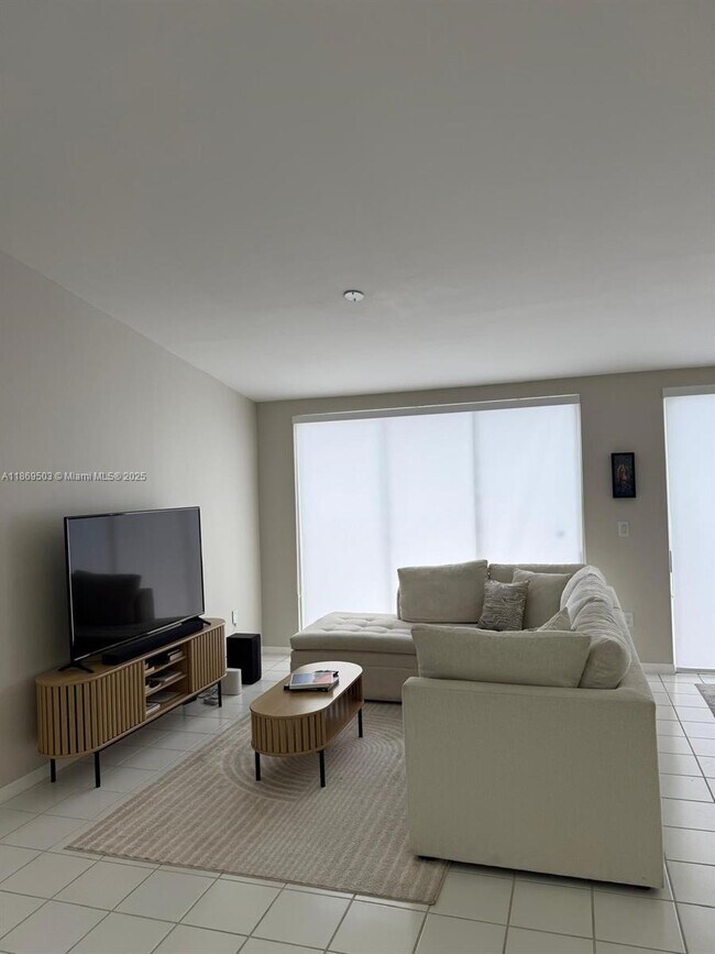 10000 NW 43rd Terrace in Doral, FL - Building Photo - Building Photo