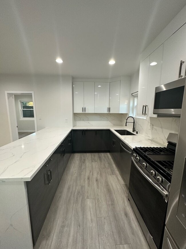 608 W Hillcrest Blvd in Inglewood, CA - Building Photo - Building Photo
