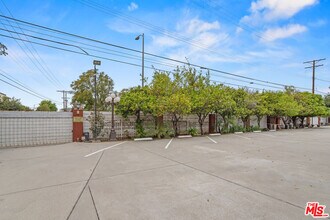 7410 Balboa Blvd in Los Angeles, CA - Building Photo - Building Photo
