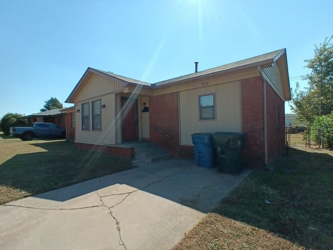 212 W Rose Dr in Midwest City, OK - Foto de edificio - Building Photo