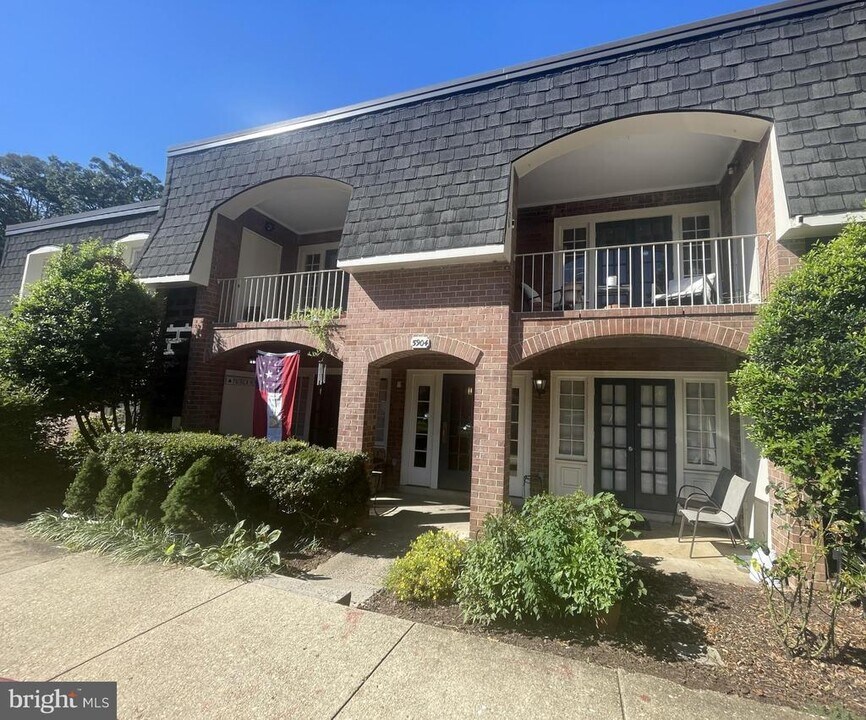 5904 Bayshire Rd in Springfield, VA - Building Photo