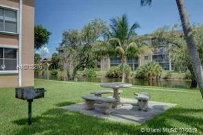 6705 NW 169th St in Hialeah, FL - Foto de edificio - Building Photo