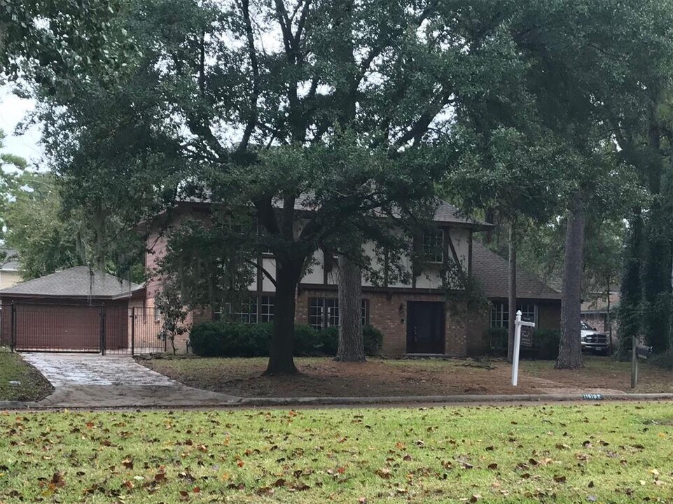 11610 Cypresswood Dr in Houston, TX - Building Photo