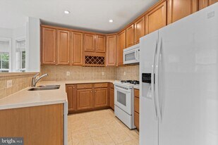 1002 Elmcroft Blvd in Rockville, MD - Building Photo