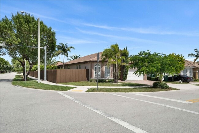 8555 NW 111th Ct in Doral, FL - Building Photo - Building Photo