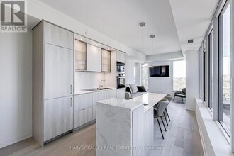 11 Yorkville Ave in Toronto, ON - Building Photo - Building Photo