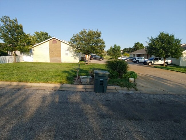 2802 Maralane Ave, Unit A in Dodge City, KS - Building Photo - Building Photo
