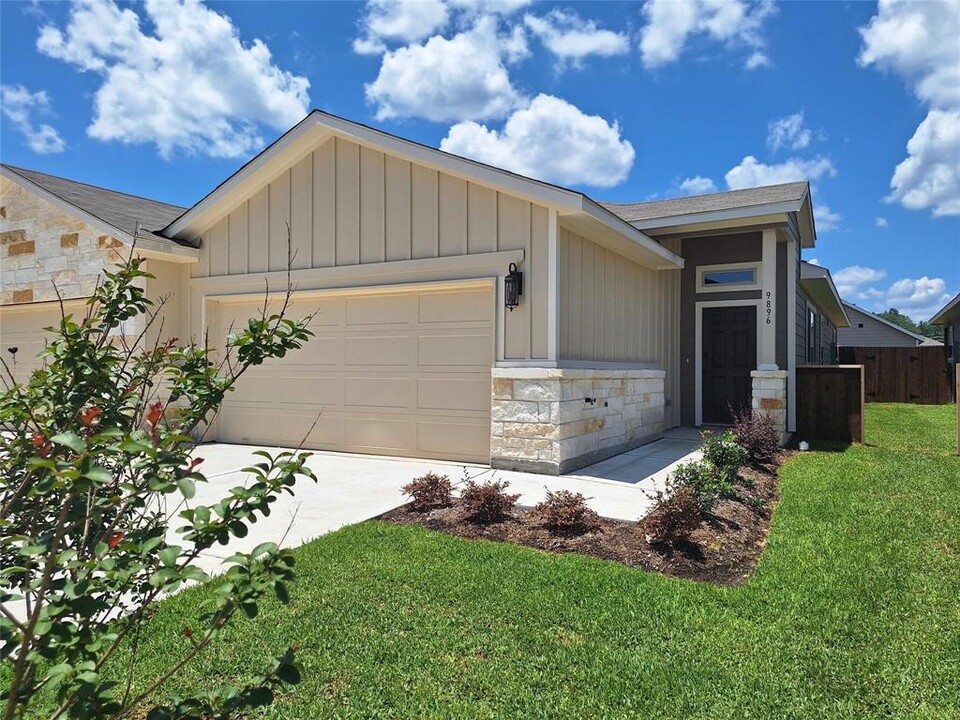 9896 Grosbeak Ln in Magnolia, TX - Building Photo