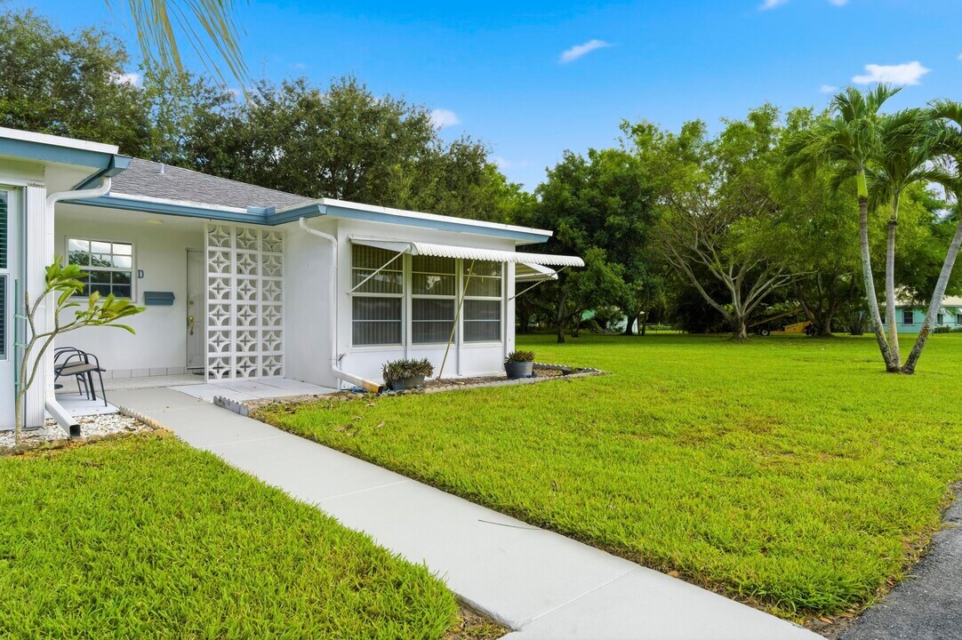 1167 S Drive Cir in Delray Beach, FL - Building Photo